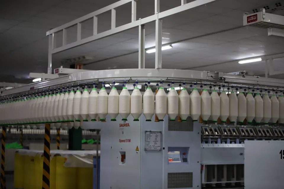 Textile spinning floor with humidification and chilled-water cooling