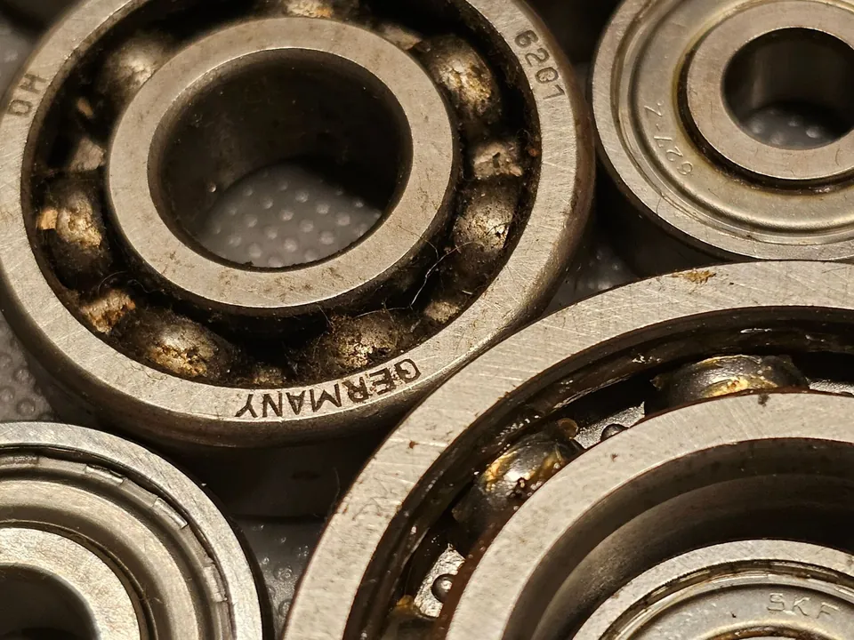 Ball bearings with oil on the balls and races