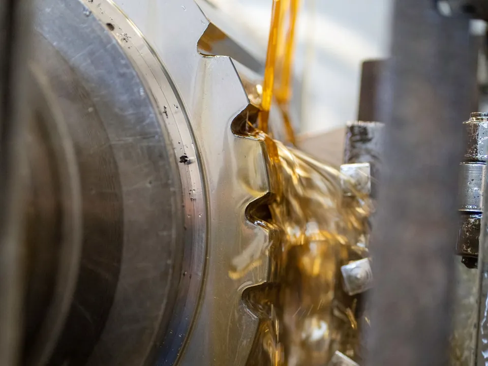 Oil flowing over the teeth of a gear